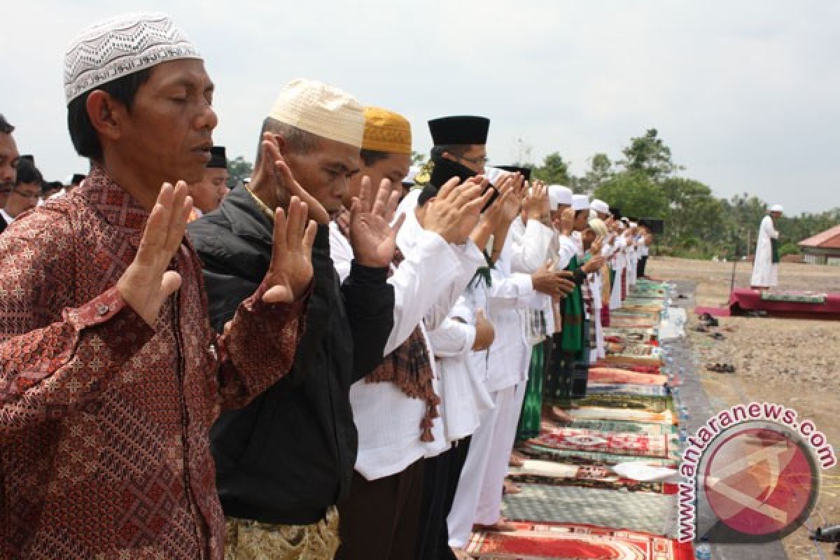 BENCANA ASAP - Tentara juga shalat meminta hujan