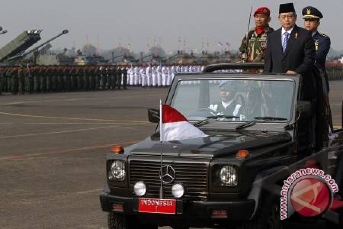 Presiden Terhibur Atraksi Salam Prajurit TNI
