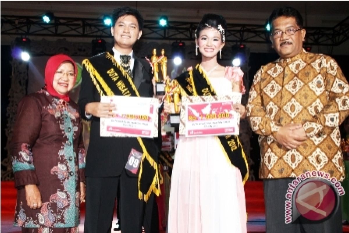 Wakil Berau dan Balikpapan Juara Duta Wisata Kaltim 2012