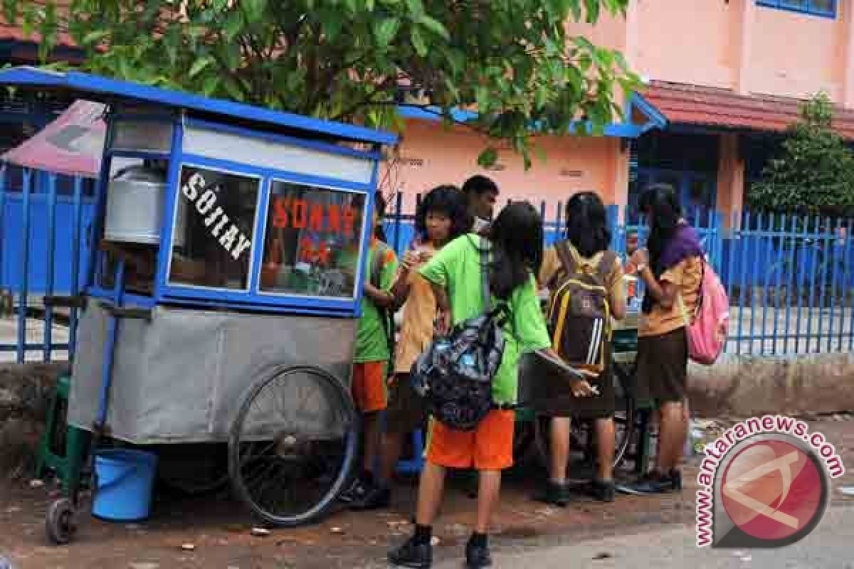 KPAI minta orang tua awasi jajanan anak