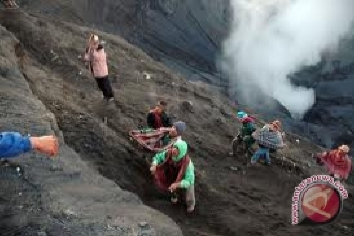 Wisatawan dilarang mendekati kawah Gunung Bromo