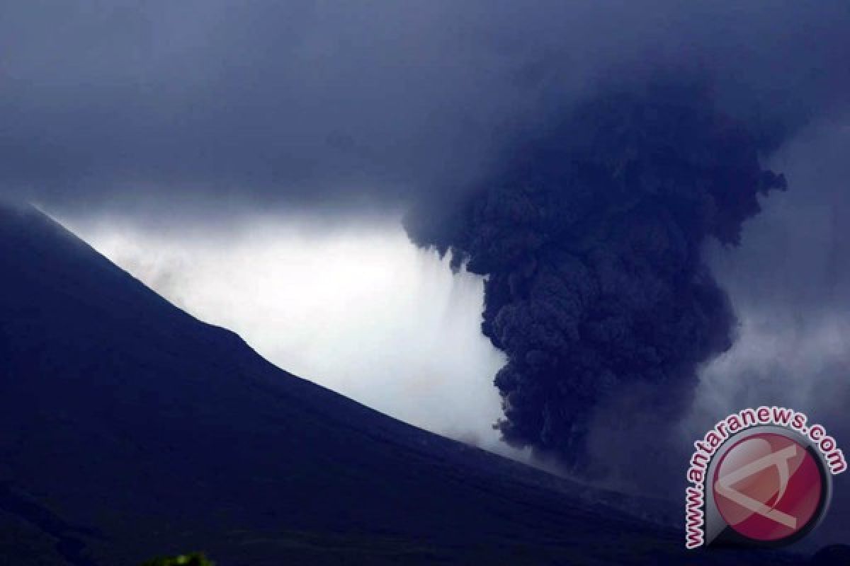 Mt Lokon in N Sulawesi erupts again