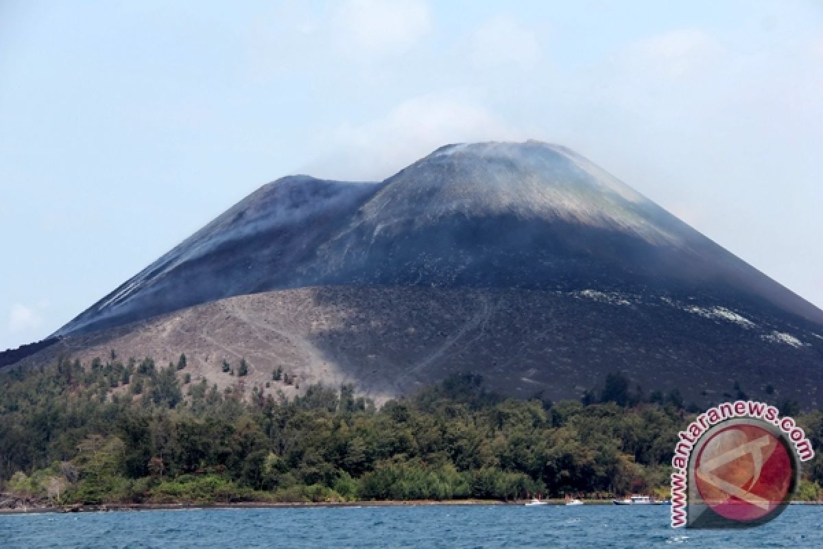 Nelayan dan wisatawan, jangan mendekat ke Gunung Krakatau