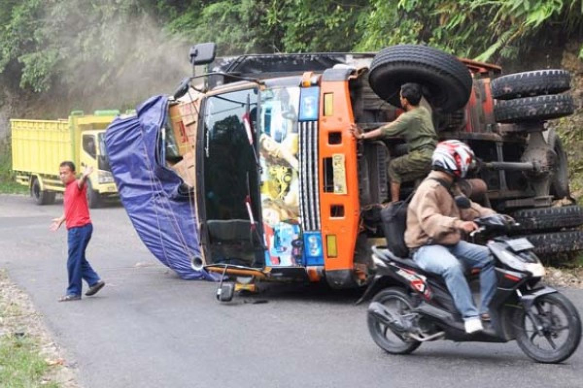 Truk terbalik dalam KMP Feri Lakaan