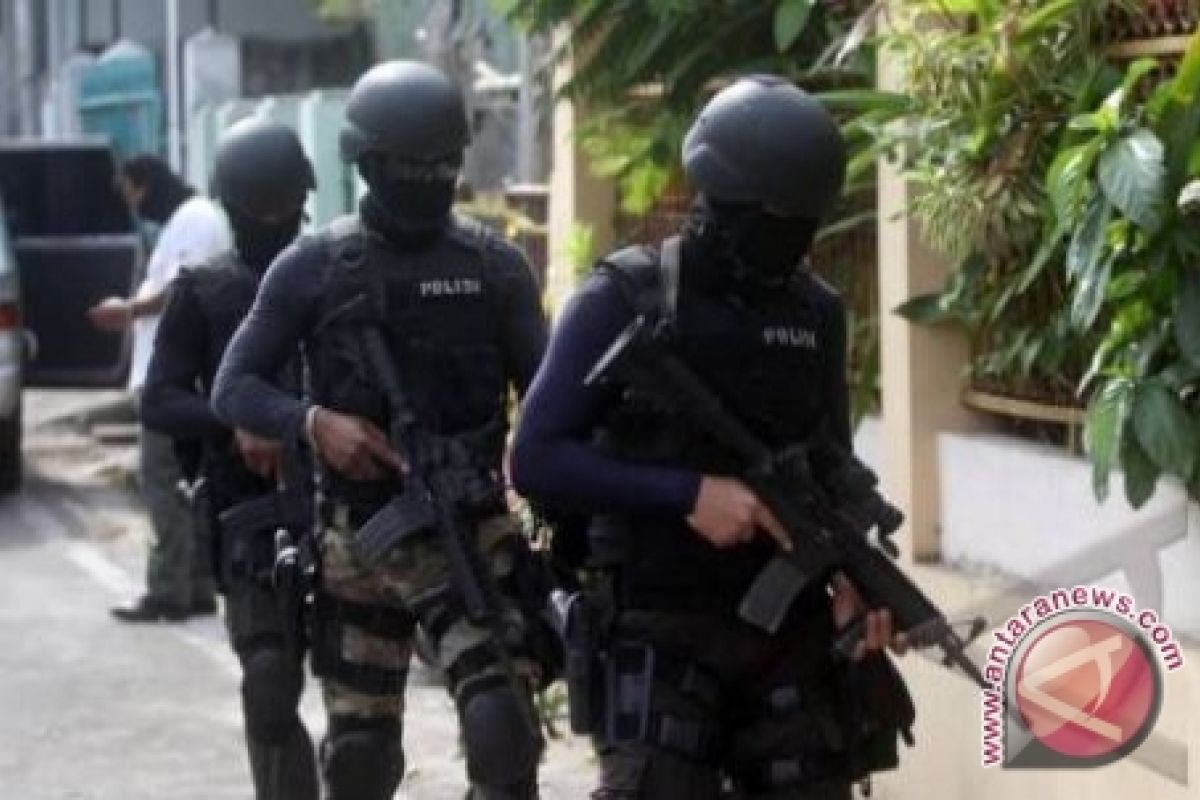 Densus 88 tangkap dua terduga teroris di Bandung