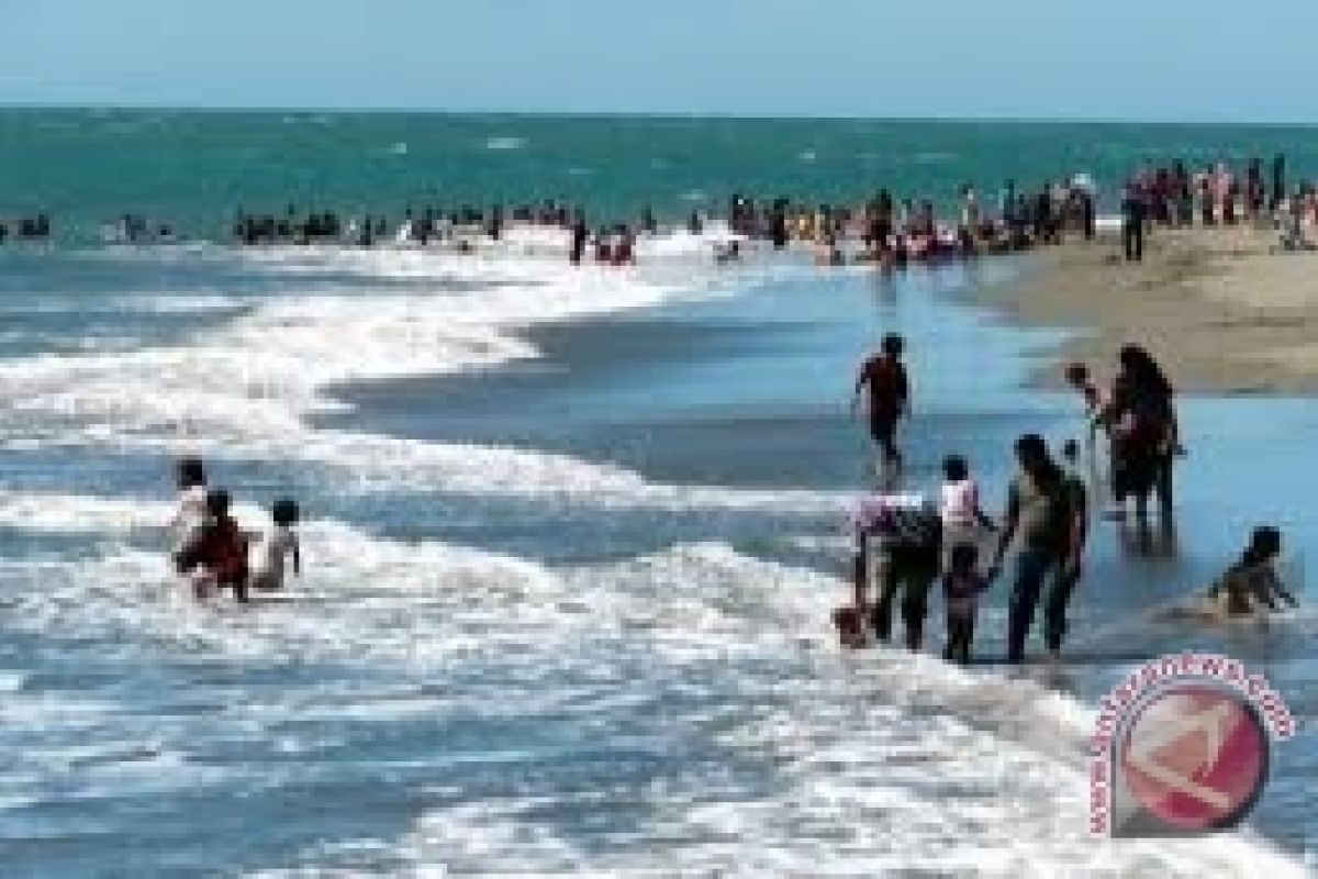Melihat Pantai Ujung Negoro di Batang 