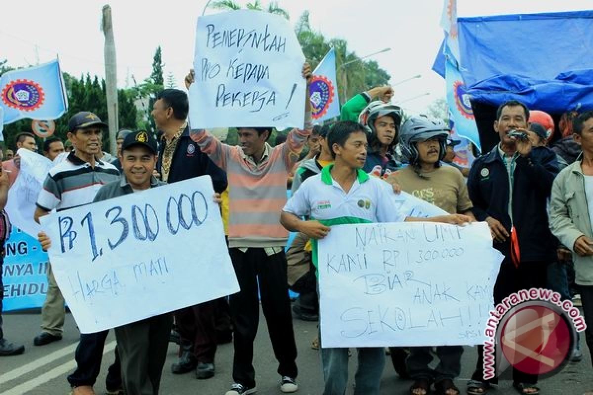 Anggota SPSI Bengkulu tuntut upah Rp1,3 juta 