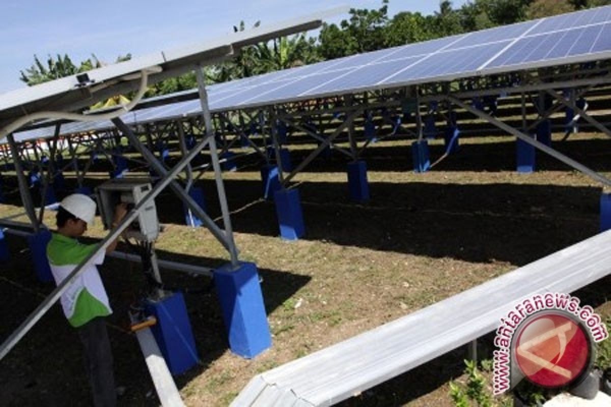 TNI Pasang Solar Cell Di Perbatasan