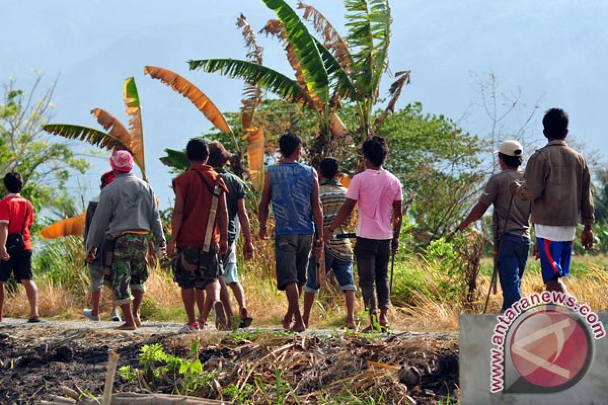 Ormas lawan LSM di Karawang  dua mobil hangus