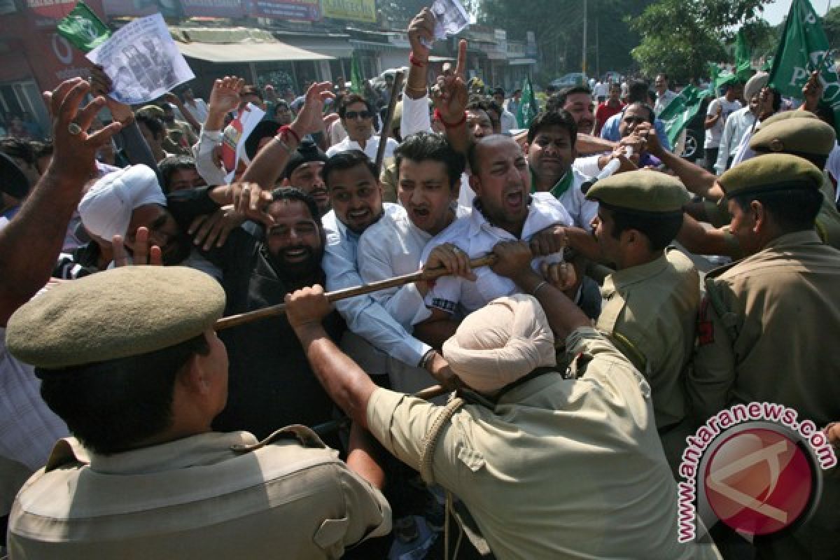 Kematian pria di dalam tahan di Kashmir India picu unjuk rasa
