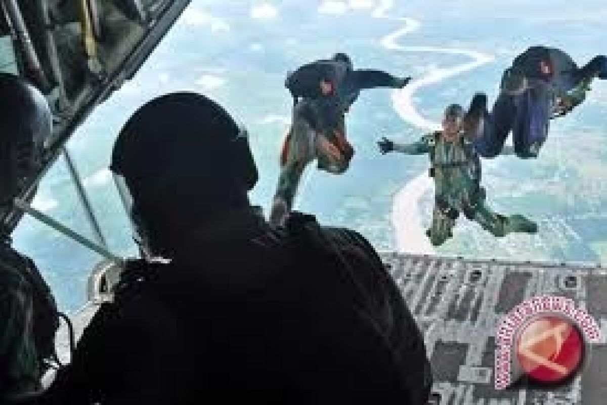 Penerjun Bebas Austria Buat Sejarah Dengan Terjun Dari "Pinggir Antariksa"