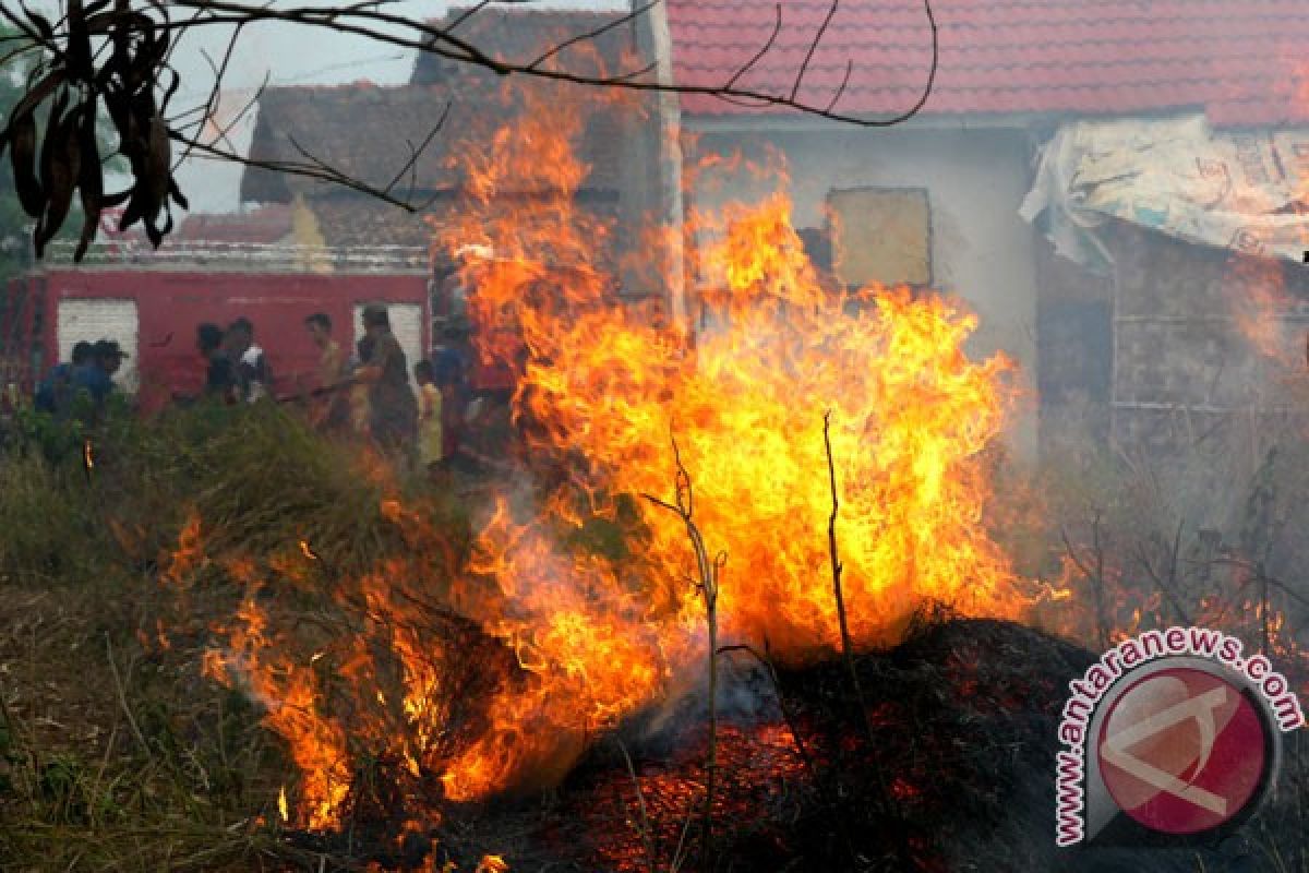 Fire razes warehouse in north Jakarta 