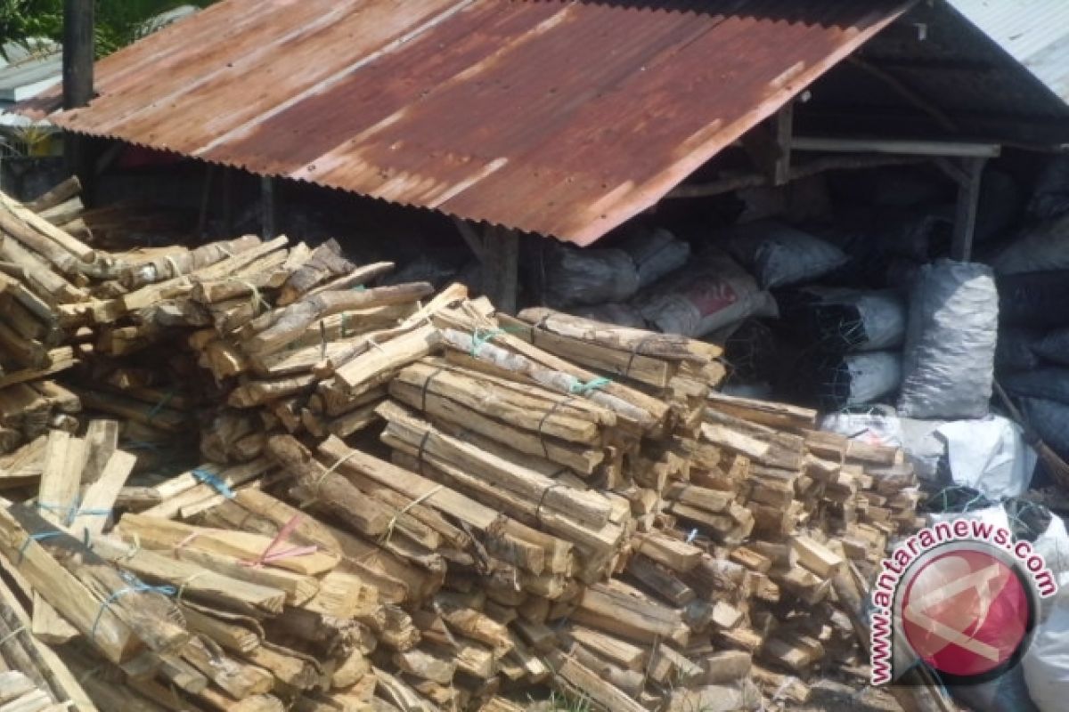 Warga masih banyak gunakan kayu bakar