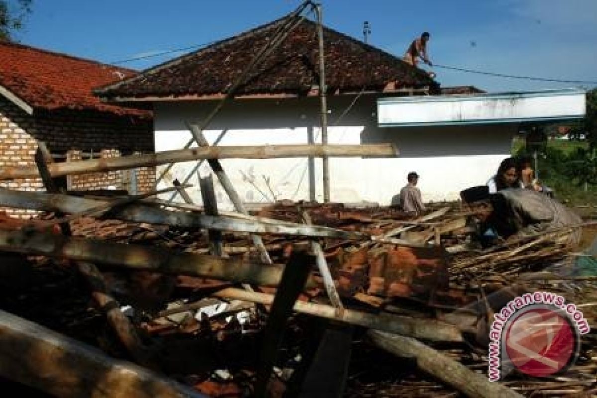 BPPD data ratusan rumah diterjang puting beliung