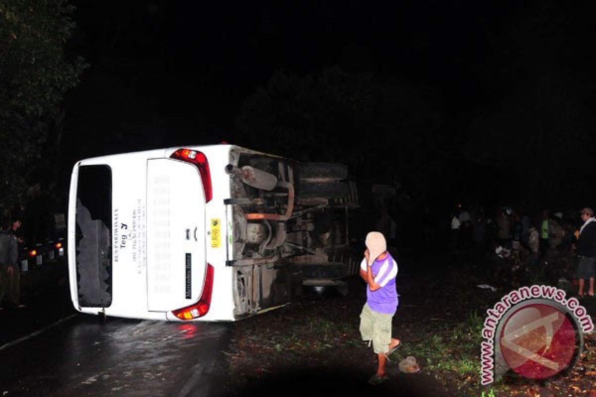 Bus Puspa Jaya terguling, tiga tewas