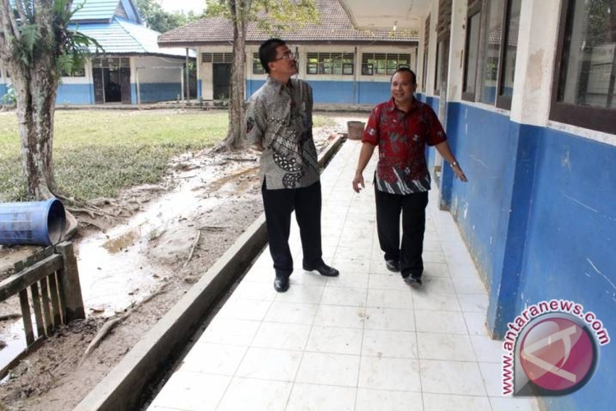 Darlis Tinjau SMP Negeri 19 Pasca Banjir Lumpur 