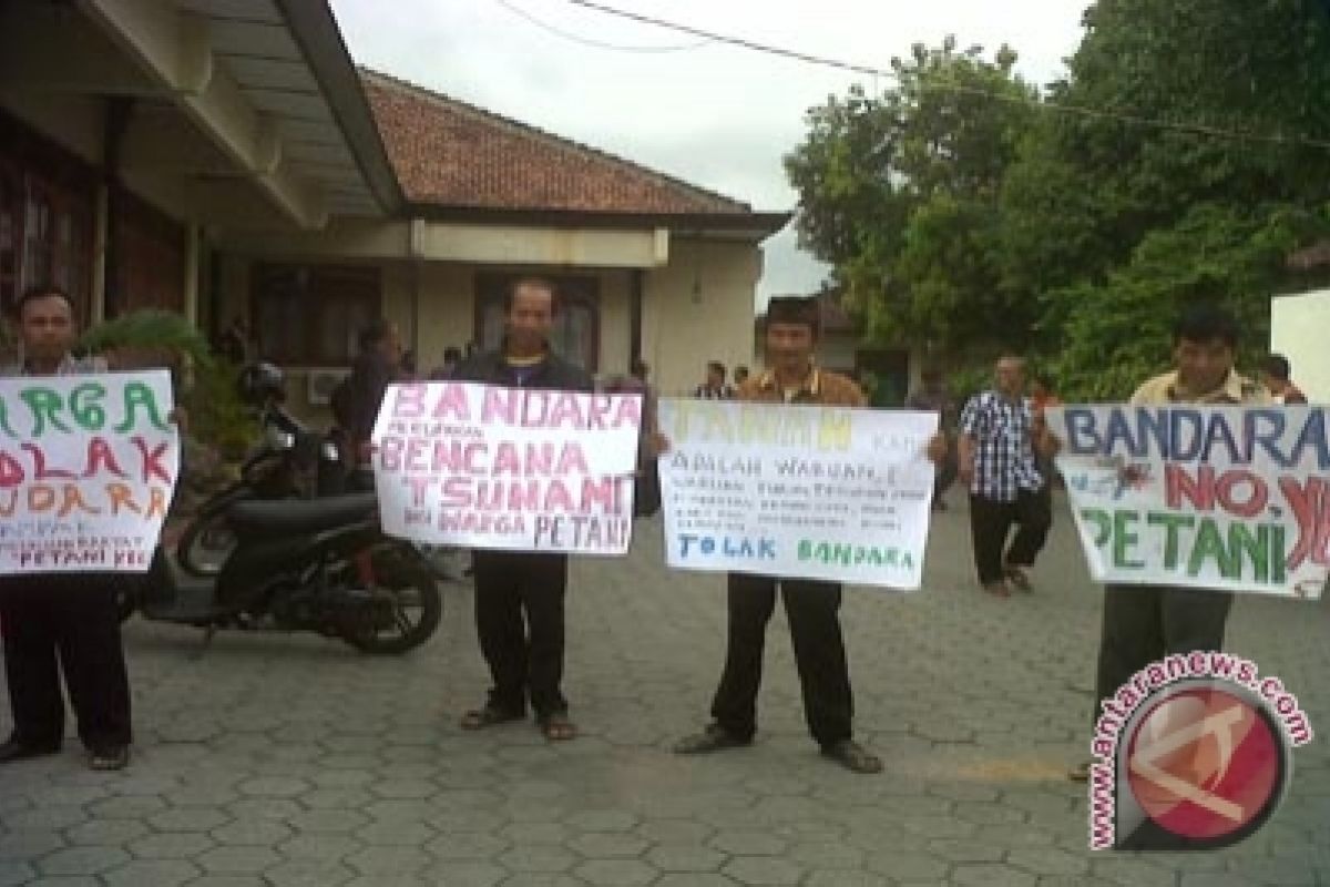 AP  diminta memberi penghargaan warga terdampak bandara