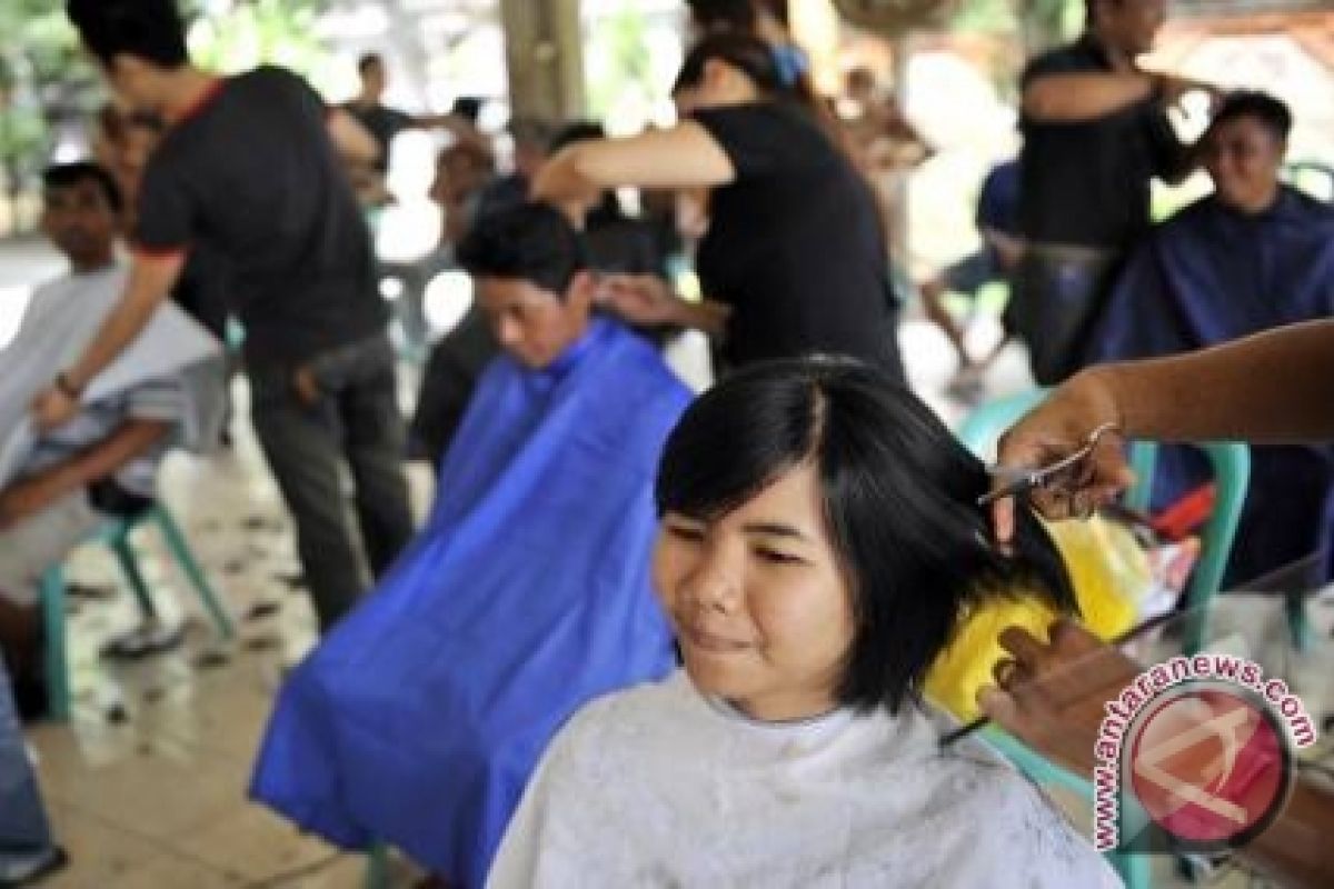 Rambut rontok bukan berarti berhenti menyisir 