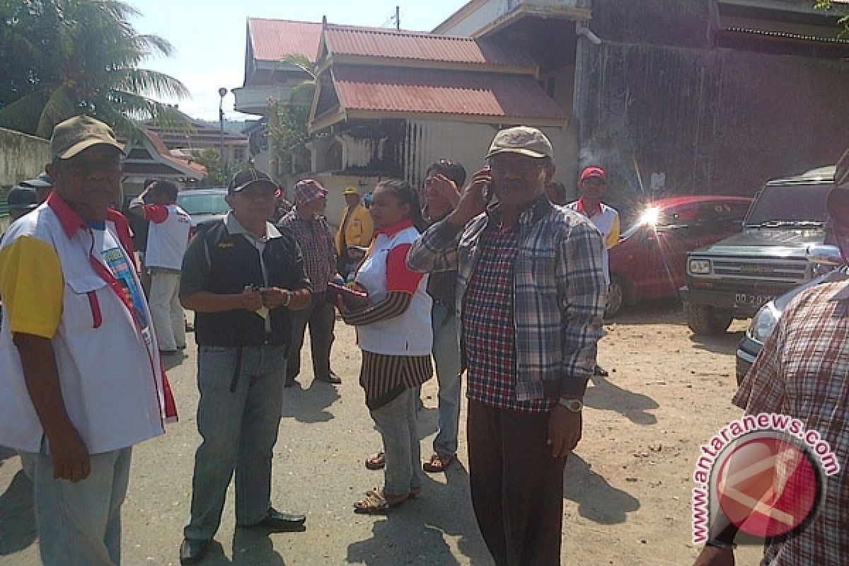 Pasangan `Imam ` Kampanye Dari Rumah Ke Rumah