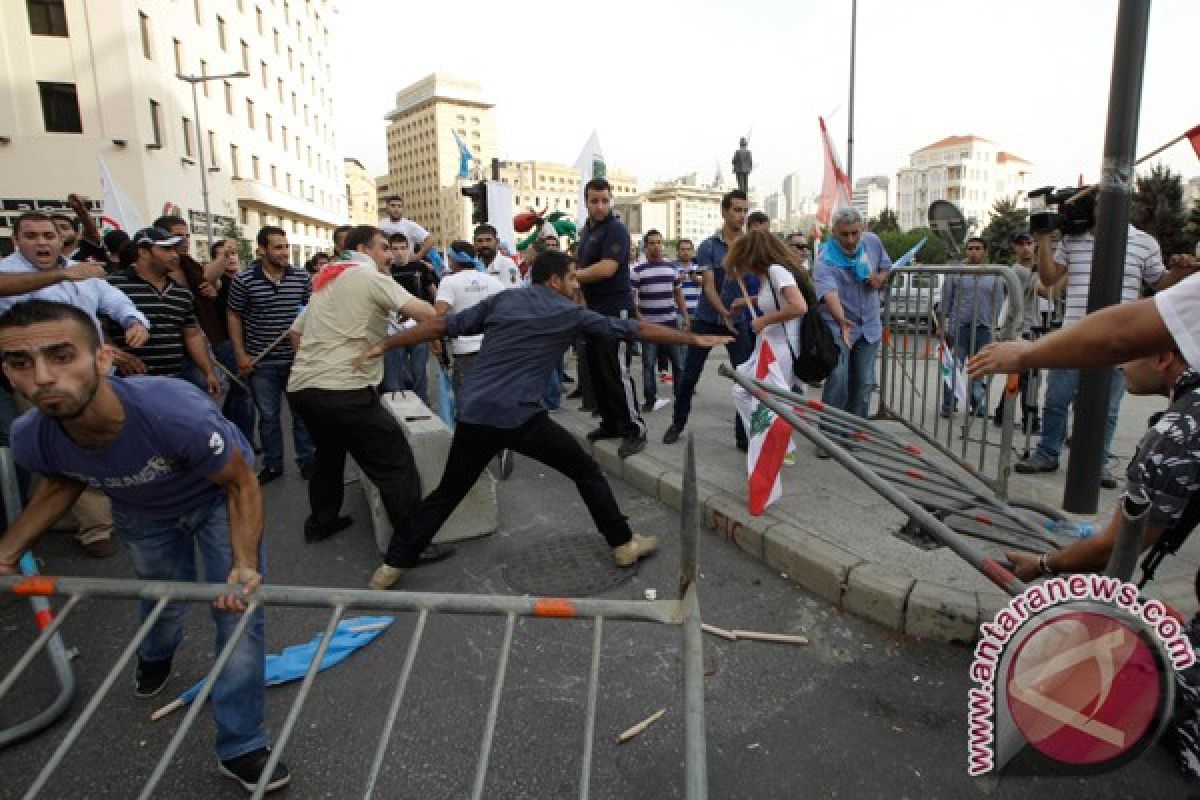 Polisi menembakkan gas air mata demonstran di Beirut