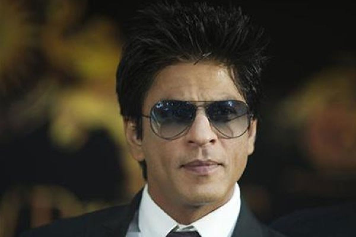 Shah Rukh Khan operasi bahu