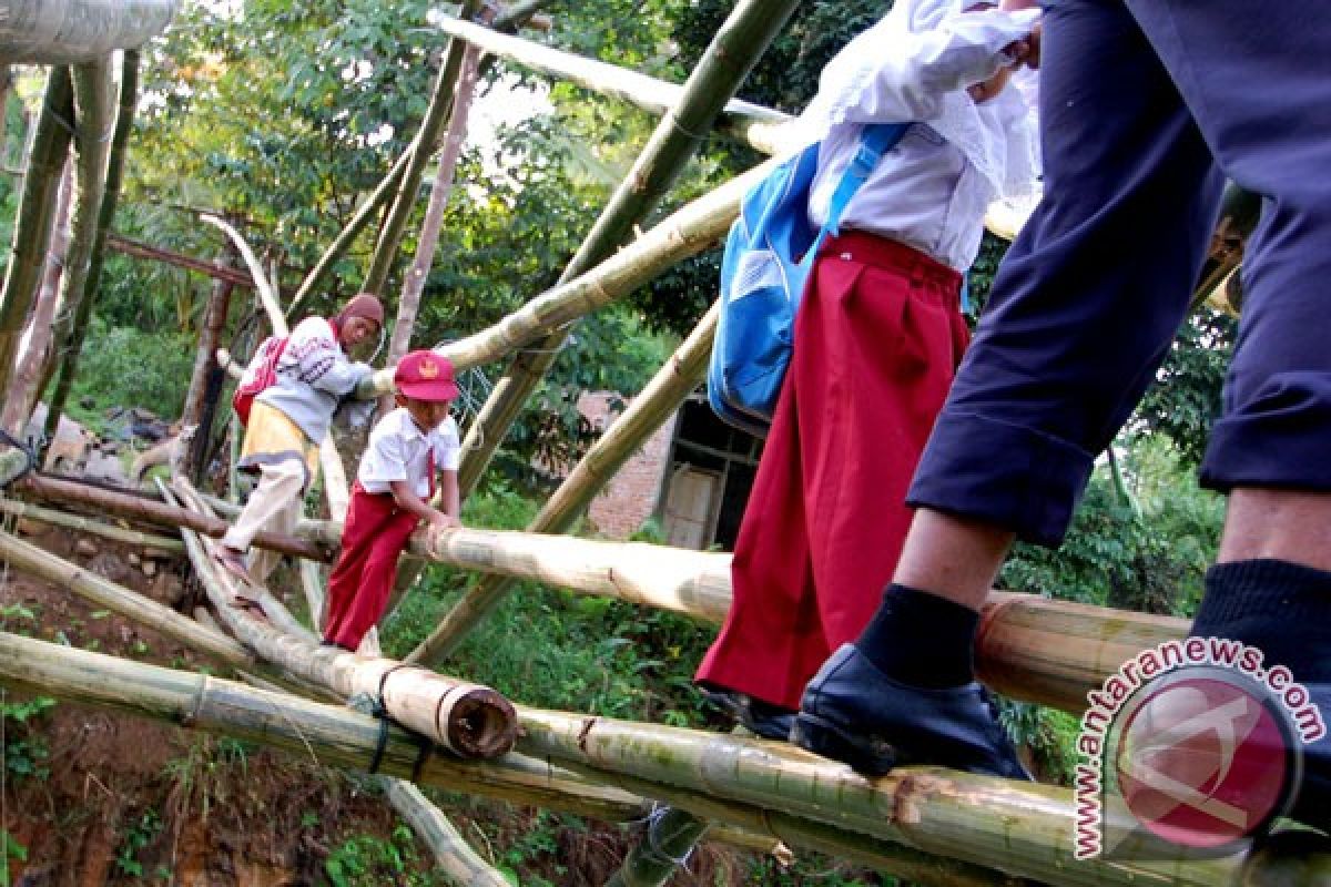 Warga Padang Pariaman bangun jembatan darurat