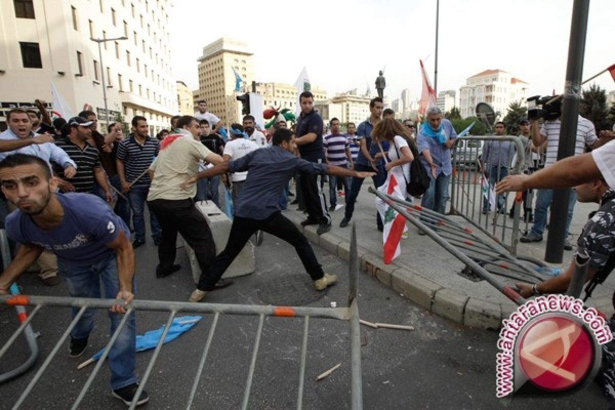 Kantor PM Lebanon Diserbu Demonstran