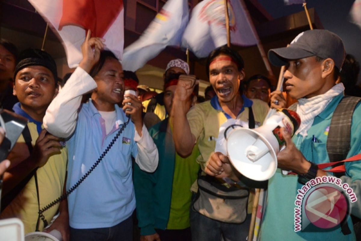 Buruh pabrik karet tolak PHK 
