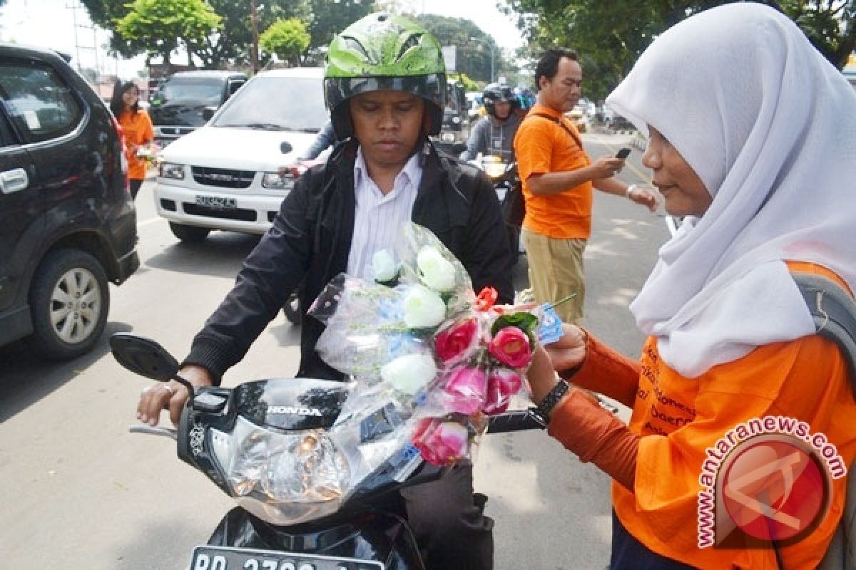 Penggunaan Bahasa Indonesia hanya pada kegiatan resmi