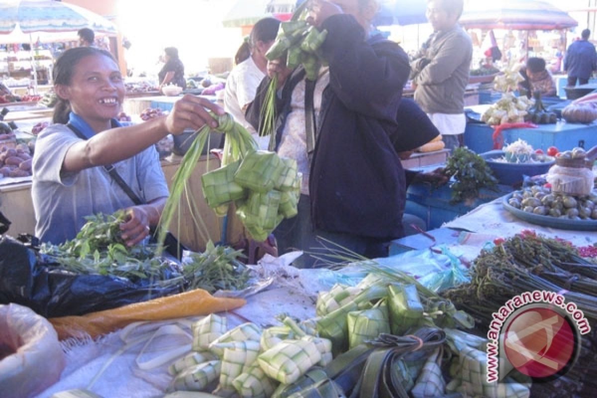 Kulit Ketupat Laris Sambut Idul Adha