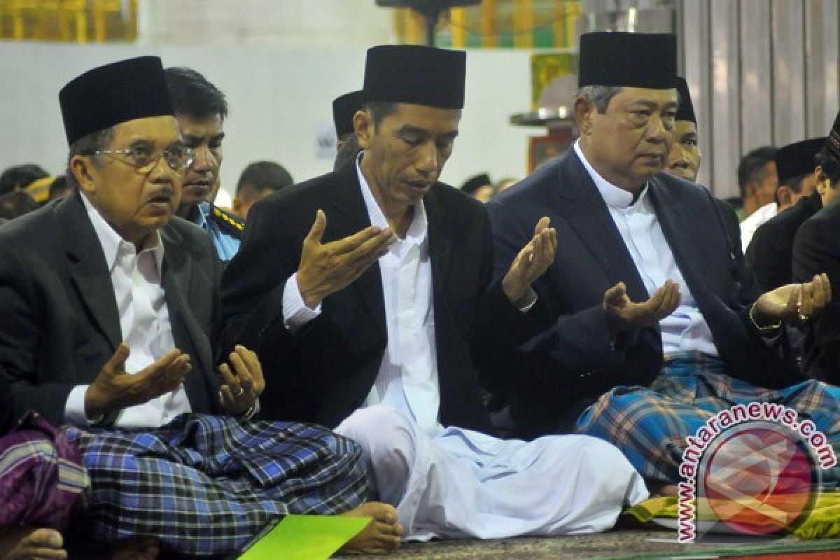 Jokowi performs Idul Adha prayer with president 