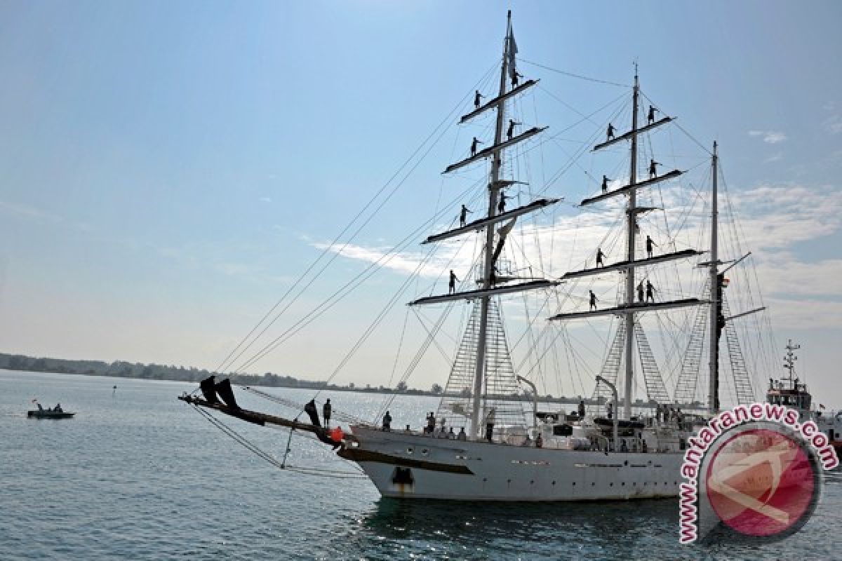 Indian sail training ship anchors in Bitung