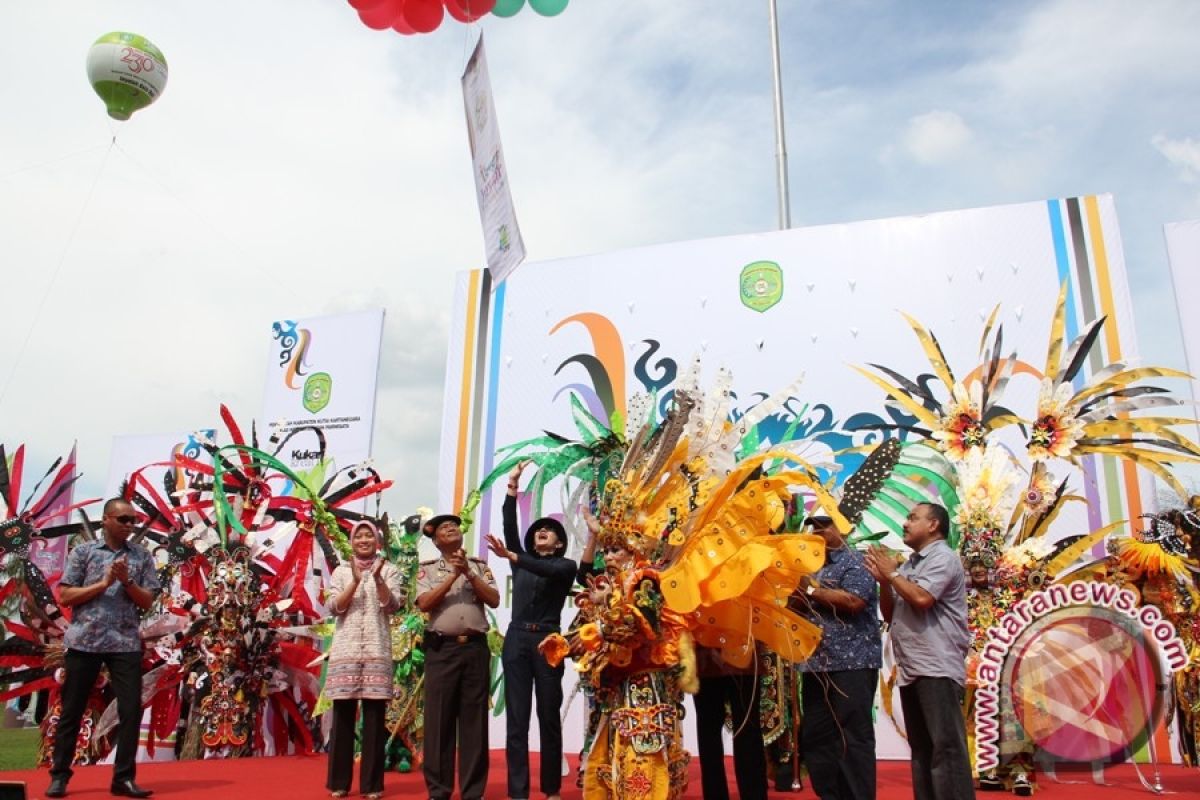 Ribuan Warga Kukar Saksikan Fashion Art Carnival