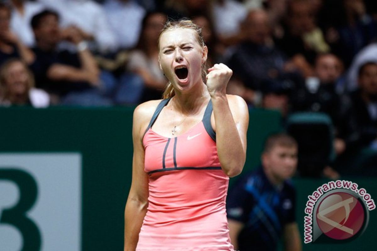 Sharapova geser posisi Azarenka