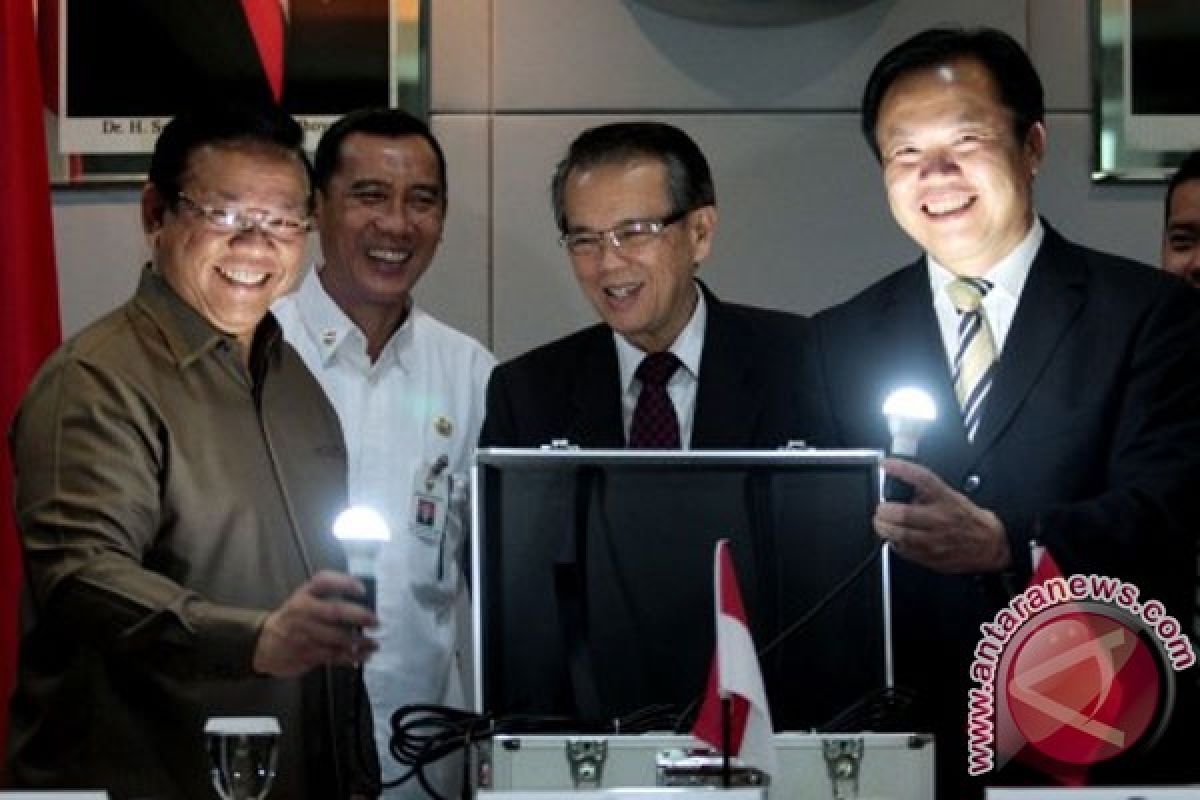 China grants 1000 solar panels to Indonesia