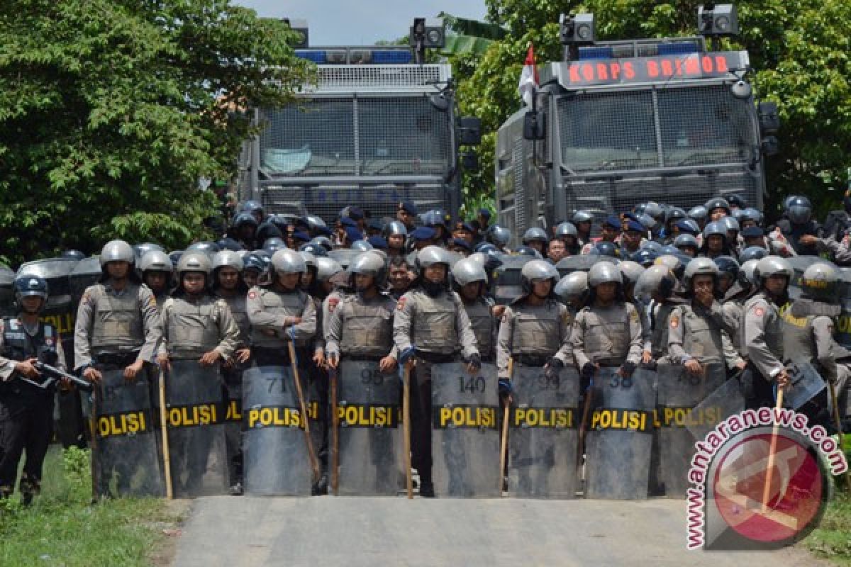 Ratusan polisi masih siaga amankan bentrok warga