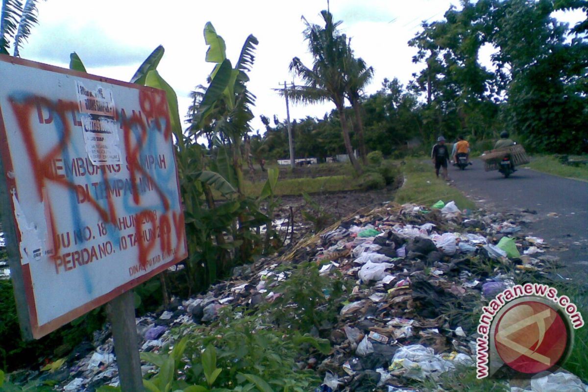 Bantul terjunkan empat truk evakuasi sampah liar