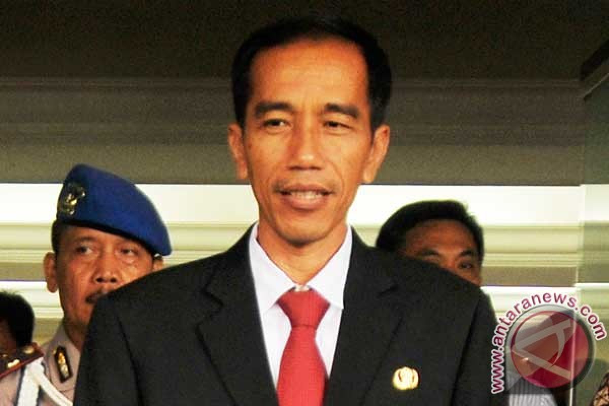 Jokowi discusses minimum wage with manpower minister 