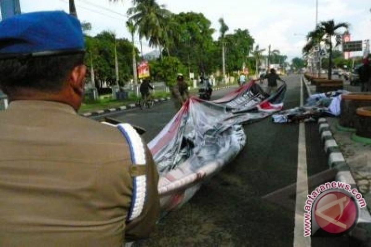 Pemkot Pontianak Tertibkan Reklame Perusahaan Menunggak Pajak