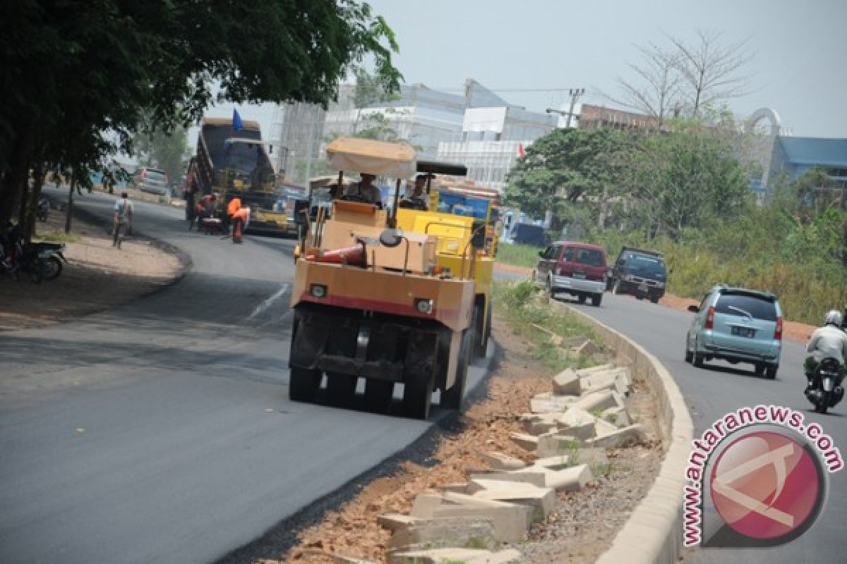 Pengaspalan jalan Soekarno Hatta Palembang