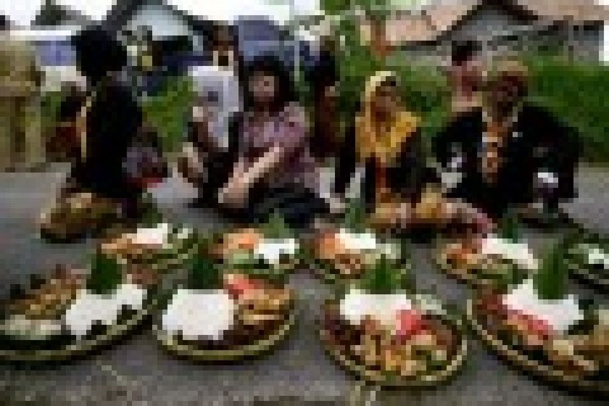Warga Merapi Gelar Upacara Labuhan Kepala Kerbau