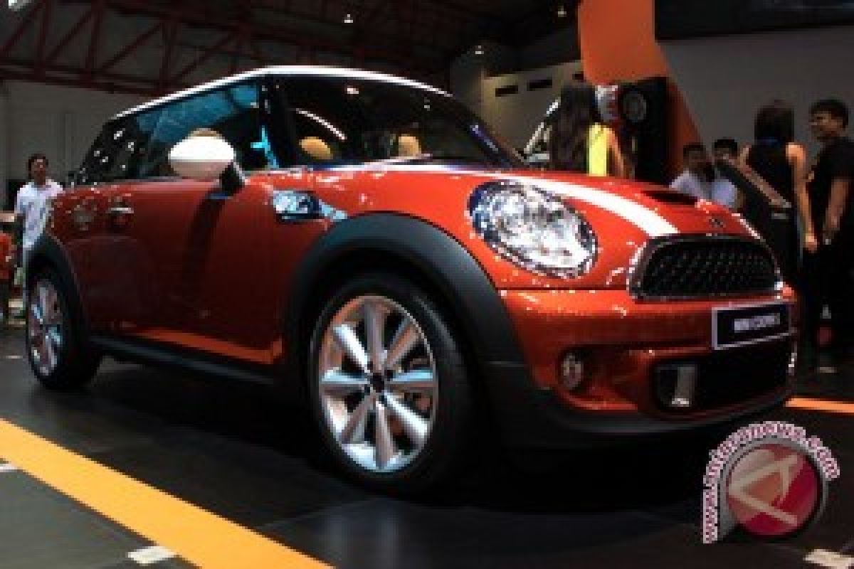 Mobil Mini Muat 28 Orang Masuk Dunia Guinnes
