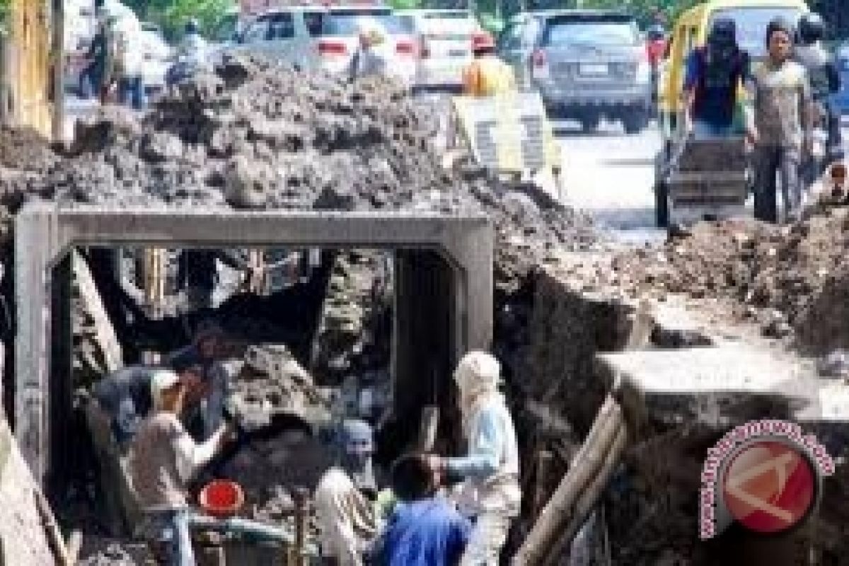 Pemasangan gorong-gorong Yogyakarta terhalang kabel 