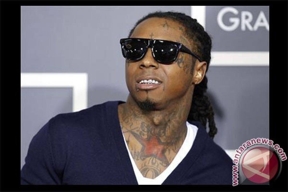 Rapper Lil Wayne reported in critical condition after seizures