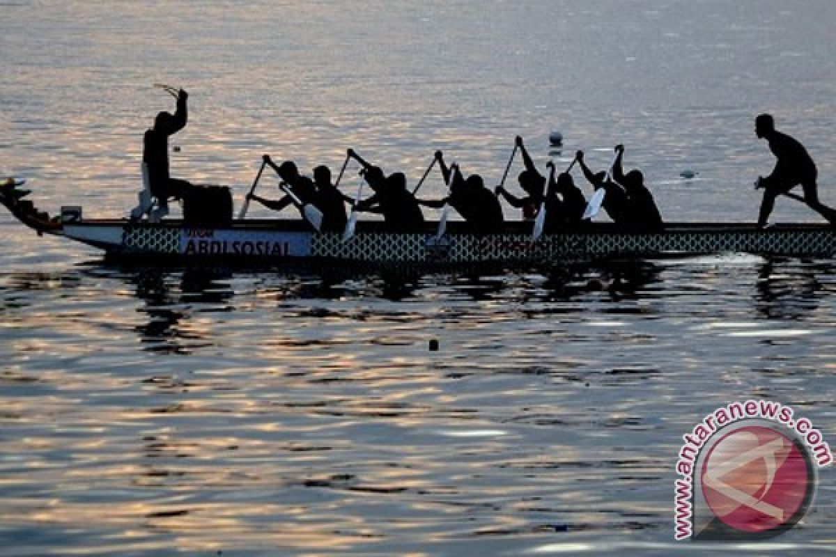 32 perahu naga adu kecepatan di perairan Tanjungpinang