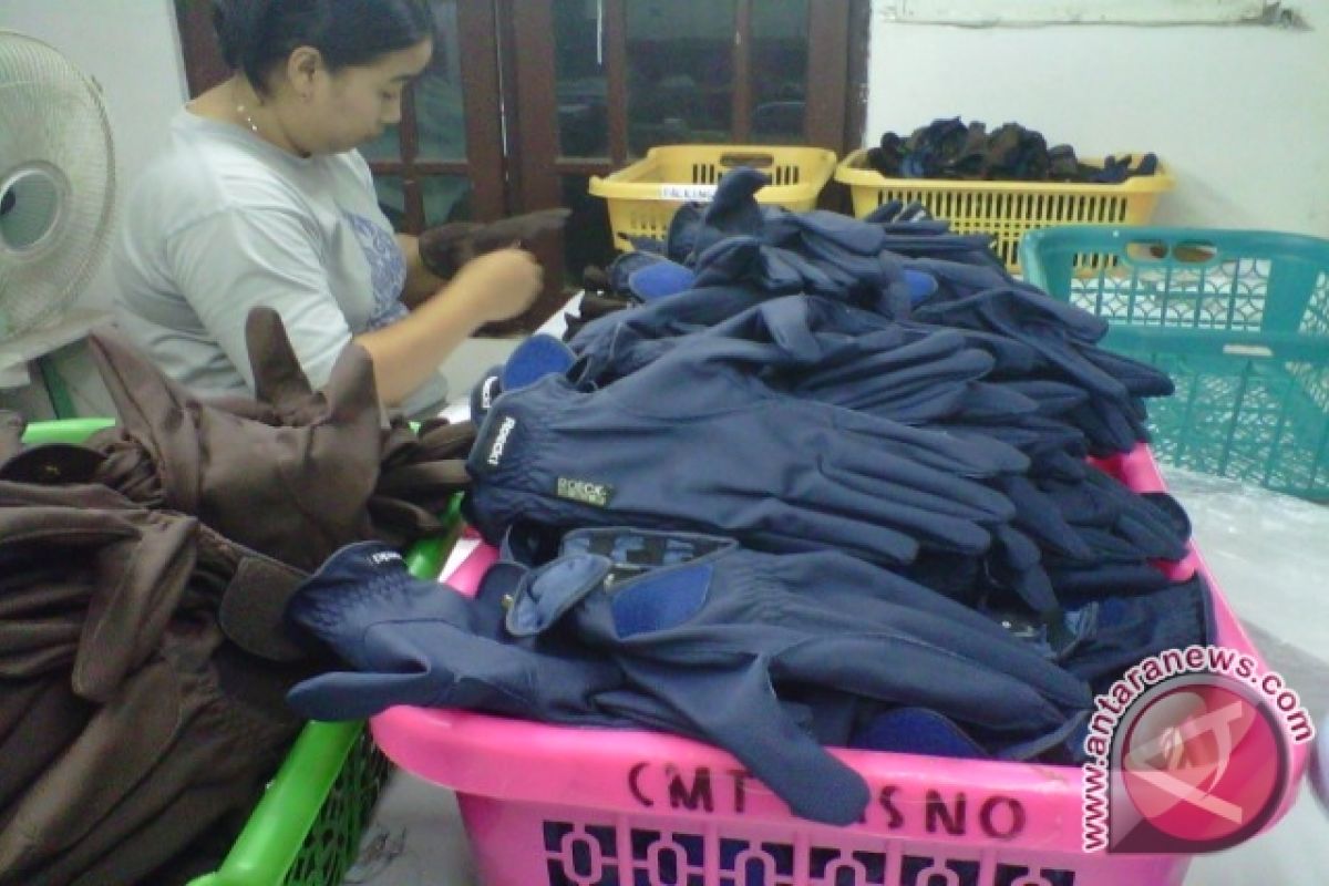 UKM Bantul memproduksi 15.000 sarung tangan golf per bulan