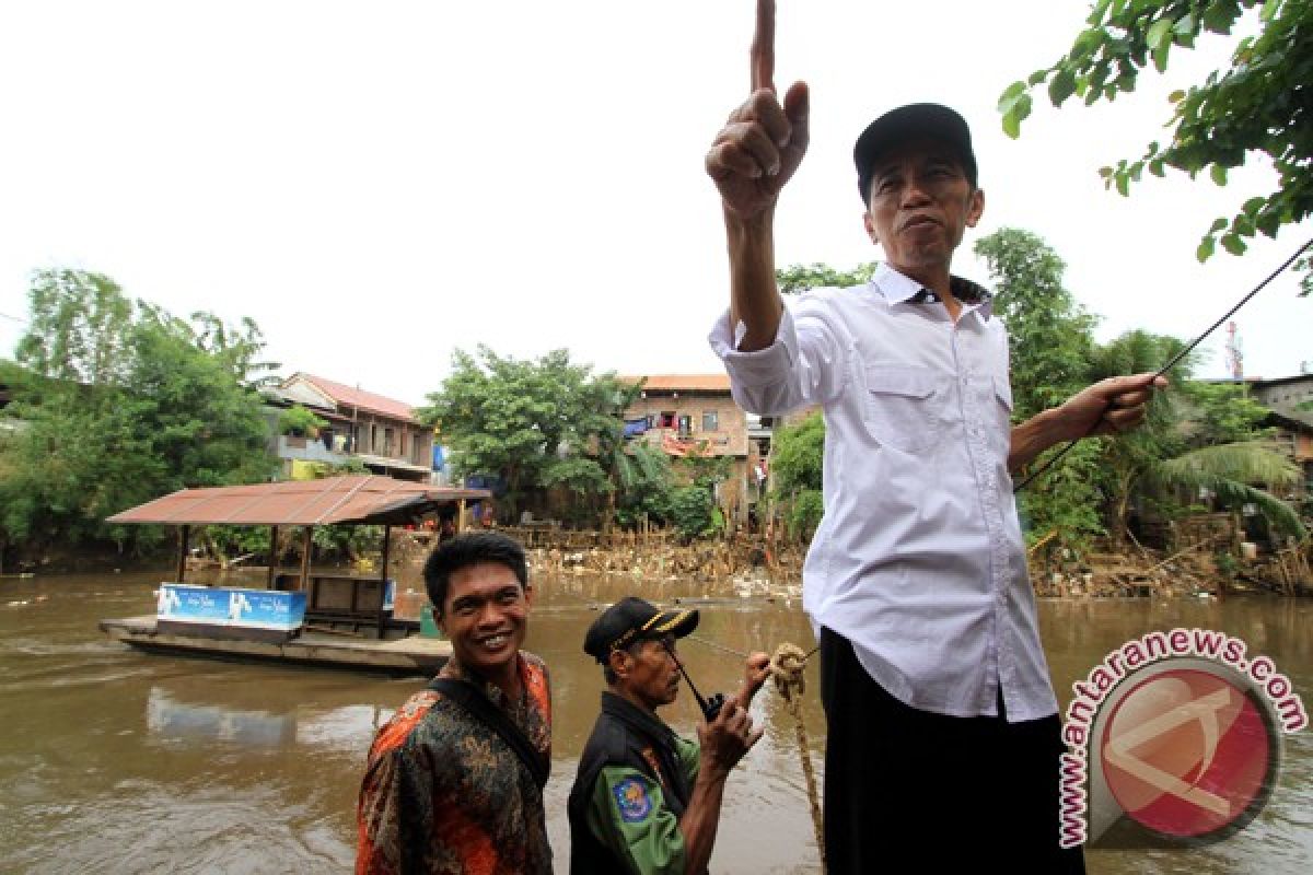 Jokowi discusses Ciliwung with two ministers
