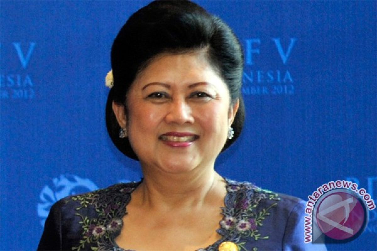 Ibu Negara memotret satwa di TSI Cisarua 