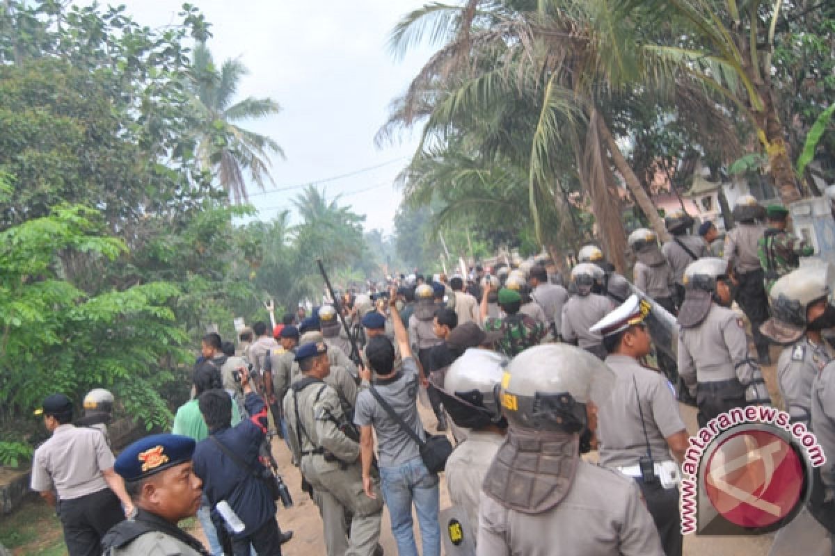 Massa Bentrok, Puluhan Rumah Hangus