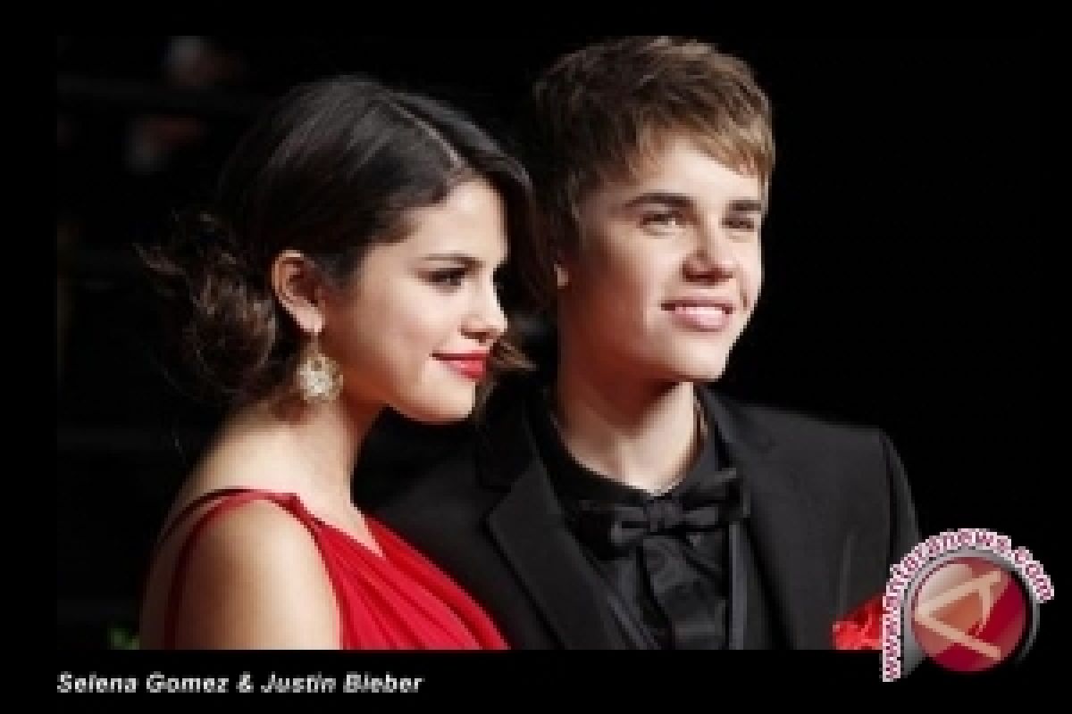 Justin Bieber Bubaran dengan Selena Gomez